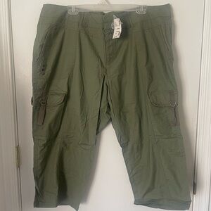 NWT Avenue Cargo Army Green Capri Size 16